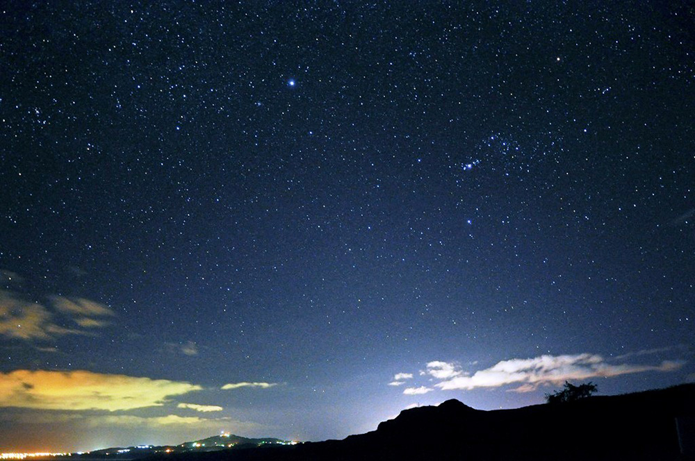 カグマン夜景と冬の星座　(c)Star Gazing Saipan