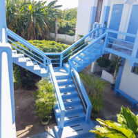 テニアン島のロリリンズホテルは白と青が基調の爽やかな雰囲気