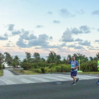 サイパンマラソン2018　サイパン島北部を走るフルマラソンランナー。朝焼けがうつくしい。