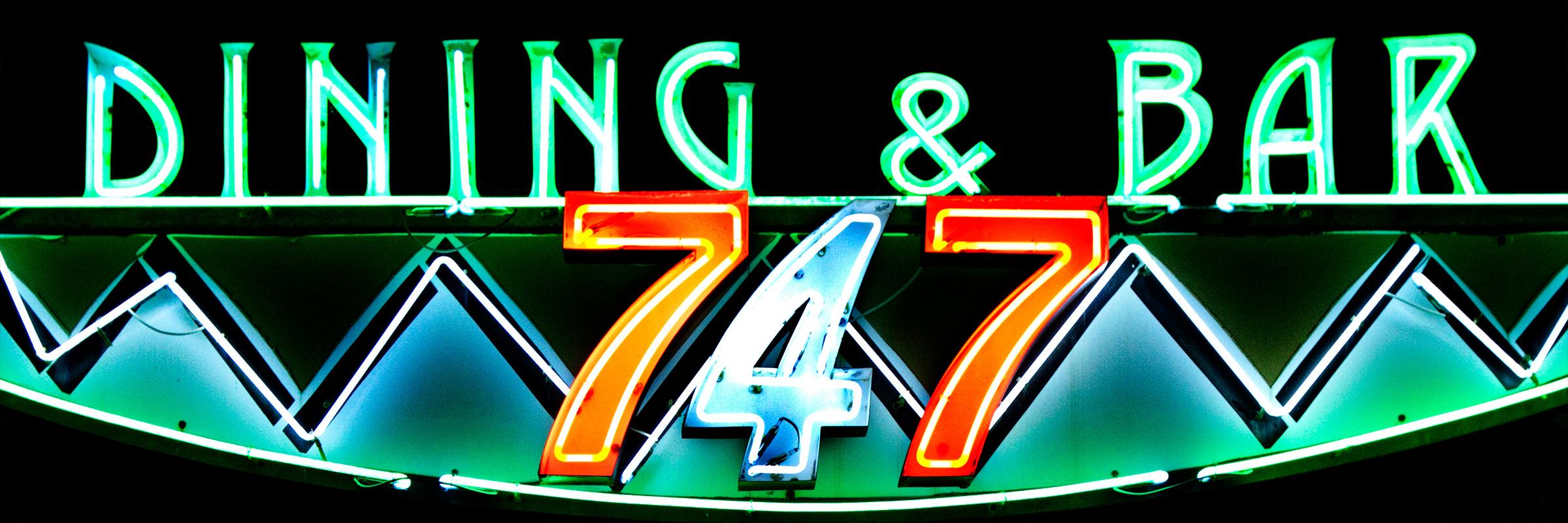 ダイニングバー747はガラパンの路地裏にある隠れ家レストラン