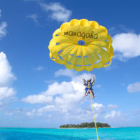 マニャガハ島の人気アクティビティのひとつ、パラセーリング！